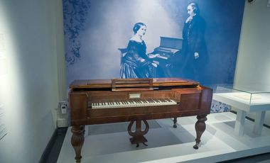 Auch ein historisches Tafelklavier findet sich auf der 225 Quadratmeter großen Ausstellungsfläche im Schumann-Haus. Alle Fotos: Michael Gstettenbauer