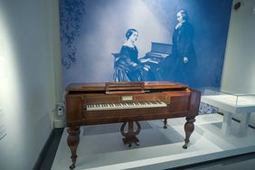 Auch ein historisches Tafelklavier findet sich auf der 225 Quadratmeter großen Ausstellungsfläche im Schumann-Haus.