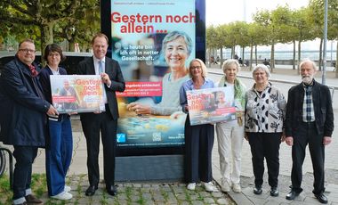 Kampagne gegen Einsamkeit im Alter (v.r.): Amtsleiter Stephan Glaremin, Melanie Günther, Gesundheitsamt, und OB Dr. Keller mit Vertretern des Behinderten- und Seniorenrates sowie des Düsseldorfer Netzwerks gegen Einsamkeit; Foto: LH Düsseldorf/Meyer