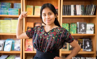 Foto von einem Mädchen vor einem Bücherregal