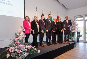 Astrid Becker, General Manager Asia & Australia. NRW.Global Business GmbH, Annette Klerks, Leitung International Business Service, Wirtschaftsförderung Düsseldorf, Christian Zaum, Wirtschaftsdezernent, Landeshauptstadt Düsseldorf, Dr. Stephan Keller, Oberbürgermeister Landeshauptstadt Düsseldorf, Yoshitaka Tsunoda, Generalkonsul Japan, Mona Neubaur, Ministerin für Wirtschaft, Industrie, Klimaschutz und Energie Landes Nordrhein-Westfalen, Felix Neugart, Geschäftsführer NRW.Global Business GmbH © LHD 