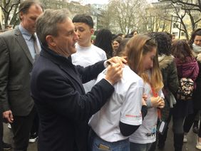 OB Geisel, Schuldezernent Burkhard Hintzsche und Prominente aus der Kunst- und Bloggerszenebesuchten die Schülerinnen und Schüler der Werner-von-Siemens-Realschule am bundesweiten Safer Internet Day. Foto: Herden