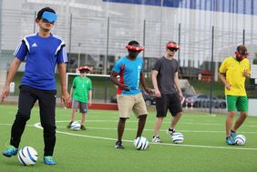 Optimale Trainingsbedingungen für die Blindenfußballmannschaft von Fortuna Düsseldorf auf dem neu erstellten Spielfeld im Arena-Sportpark. Foto: Ingo Lammert