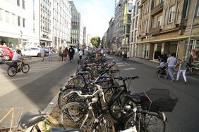 Die Straßen in der Innenstadt gehörten am Sonntag, 15. September, ganz den Fußgängern, Rad- und Rollerfahrern sowie den Besuchern der Feste von Weltkindertag, Hohe-Straßen-Fest und Fischmarkt. Foto: Ingo Lammert