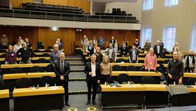 OB Geisel und seine Frau Vera begrüßten eine Delegation aus Chemnitz und am Begegnungsprojekt teilnehmende Düsseldorfer*innen im Plenarsaal des Düsseldorfer Rathauses. Fotos: Meyer