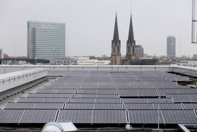 250 Module werden auf dem Dach des Gebäudes am Konrad-Adenauer-Platz 1 installiert; Foto: Ingo Lammert