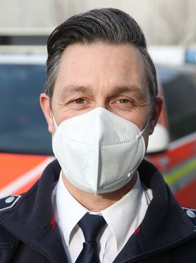 Um die Impfstoffbestellung und -verteilung sowie weitere organisatorische Abstimmungen und Entscheidungen kümmert sich Feuerwehrmitarbeiter Marcel Angenendt. Foto: David Young