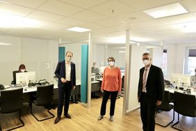 Eröffnung der neuen freundlichen Räumlichkeiten mit OB Dr. Stephan Keller, Harald Wehle (Leiter des Amtes für Einwohnerwesen, r.) und dem Team des Bürgerbüros Holthausen; Foto: Lammert