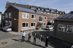 v.l.na.r.: Carsten Müller, Sachgebietsleiter ZESA Werkstatt, Olaf Steinbrink, TGA Elektrotechnik, Stadtkämmerin Dorothée Schneider, Birgit Lilienbecker, stellv. Amtsleitung und Barbara Thewes, Referentin der Stadtkämmerin vor der neuen Photovoltaikanlage an der Weinheimer Str. 29.