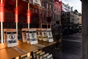Lokal ansässige Selbständige, Unternehmen und Studierende haben auf Initiative des KomKuK Schaufenster sowie Fassadenverkleidungen der Friedrichstraße 24, 26 und 28 gestaltet, © Landeshauptstadt Düsseldorf/Lars Heidrich