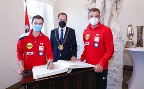 Oberbürgermeister Dr. Stephan Keller hat die erfolgreiche Mannschaft von Borussia Düssseldorf im Rathaus für die außergewöhnlichen Erfolge geehrt. Bei dem Empfang haben sich Timo Boll (l.) und Danny Heister in das Goldene Buch eingetragen.