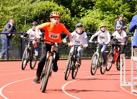 Der Kinderradwettbewerb Petit Départ ist am Samstag, 30. April, im Rather Waldstadion gestartet. Foto: Uwe Schaffmeister