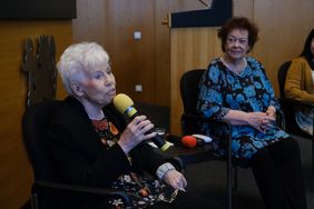 Die "Zeitzeuginnen" Gretel Rieber-Wicke und Erika Euteneuer (v.l.) erzählen von ihren Erlebnissen beim Jugendaustausch in Reading.