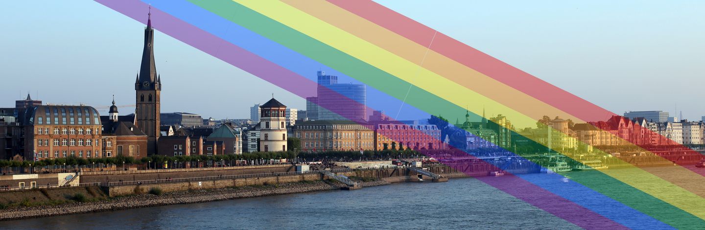 Düsseldorf am Rhein mit Regenbogenfahne