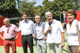 Bei der Eröffnung des Bewegungsparks in Garath: Oberbürgermeister Thomas Geisel (Mitte), Stadtdirektor Burkhard Hintzsche (neben ihm links) und Gartenamtsleiterin Doris Törkel (2.v.r.)