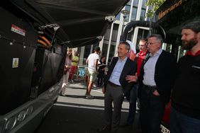 Das besondere Interesse von Oberbürgermeister Thomas Geisel (li.) und dem Vorstandsvorsitzenden der Rheinbahn Klaus Klar (3.v.l.) galt einem auf der Info-Meile ausgestellten Elektrobus der Rheinbahn Marke "Solaris Urbino 12 electric". Foto: Ingo Lammert