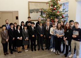 Oberbürgermeister Thomas Geisel empfing die japanischen Schüler sowie eine Delegation des Heinrich-Hertz-Berufskolleges im Jan-Wellem-Saal des Rathauses. Foto: Wilfried Meyer