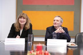Stellte Einzelheiten zum neuen Verkehrsdezernat vor: Oberbürgermeister Thomas Geisel, hier mit Pressesprecherin Ingrid Herden. Foto: Ingo Lammert