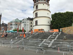 Mit Markierungen auf der Freitreppe am Burgplatz sollen die Abstandsregeln deutlich gemacht werden