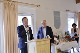 Oberbürgermeister Dr. Stephan Keller (l.) hat den langjährigen Leiter der Bezirksverwaltungsstelle 8, Peter Frymuth, in den Ruhestand verabschiedet; Fotos: Lammert 