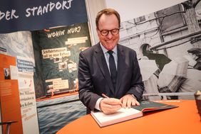 Oberbürgermeister Dr. Stephan Keller trug sich als Erster in das eigens angefertigte Gästebuch zum Jubiläum ein. Foto: Zanin