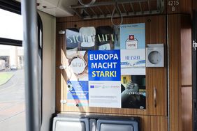 Am Anfang und Ende des Abteils hängen Plakate, die Ergebnis eines Europa-Workshops vom Europe Direct Düsseldorf und der Heinrich-Heine-Gesamtschule Düsseldorf sind. Foto: David Young