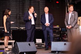 OB Dr. Stephan Keller (l.), eröffnete das Frankreichfest mit Etienne Sur, französischer Generalkonsul (M.), und Thomas Kötter, Destination Düsseldorf, am Freitag, 3. Juli. Foto: LHD/Lasse Rothoff