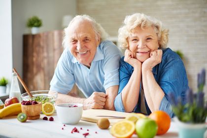 Fröhliches, älteres Paar in der Küche, © pressmaster, fotolia