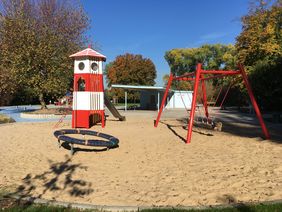 Markanter Hingucker ist der Leuchtturm als rot-weißer Kletterturm. Eine große Tampenschaukel ermöglicht mehreren Kindern gleichzeitig das Schaukeln. Foto: Landeshauptstadt Düsseldorf/Gartenamt