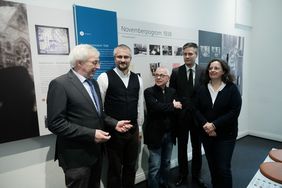 V.l.: Klaus Kaiser, Parlam. Staatssekretär NRW-Kulturministerium, Projektbearbeiter Immo Schatzschneider und Gerd Genger, Bastian Fleermann, Leiter der Mahn- und Gedenkstätte und Hildegard Jakobs, stellvertr. Leiterin. Foto: Gstettenbauer