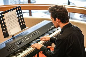 Der Schüler Tamaro Walter spielt das E-Piano; Foto: Zanin