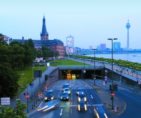 Im Rheinufertunnel muss das Strömungsmesssystem, das zur Aufrechterhaltung eines sicheren Lüftungsbetriebs im Normal- und Ereignisfall dient, erneuert werden. Dafür werden 39 neue Strömungsmessstellen mit Sensoren und Auswerteinheiten installiert