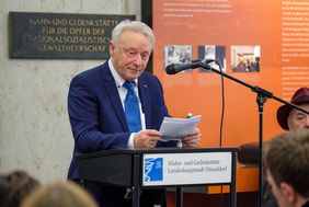 Roman Franz, Vorsitzender des Landesverbandes Deutscher Sinti und Roma NRW, bei seiner Rede in der Mahn- und Gedenkstätte.