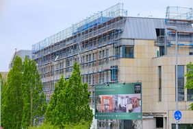 An dem neuen Standort für die Erwachsenenbildung in Düsseldorf entsteht derzeit ein modernes Bildungsgebäude mit 63 Unterrichts- und 24 Fachräumen sowie einer Lehrküche auf rund 15.500 Quadratmetern Fläche, Fotos: Gstettenbauer.