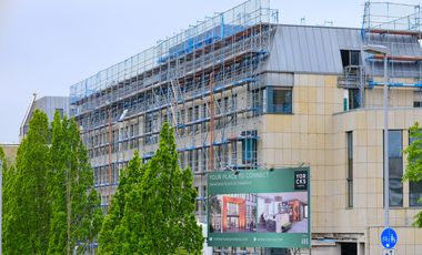 An dem neuen Standort für die Erwachsenenbildung in Düsseldorf entsteht derzeit ein modernes Bildungsgebäude mit 63 Unterrichts- und 24 Fachräumen sowie einer Lehrküche auf rund 15.500 Quadratmetern Fläche, Fotos: Gstettenbauer.