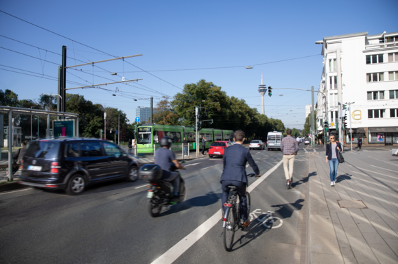 Die Landeshauptstadt Düsseldorf startet unter dem Motto "Neues Jahr, neue Wege: Wie wollen Sie sich 2026 in Düsseldorf bewegen?" eine stadtweite Online-Befragung zum Mobilitätsverhalten. Foto: Landeshauptstadt Düsseldorf