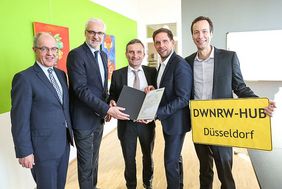 Oberbürgermeister Reiners (Mönchengladbach), NRW-Wirtschaftsminister Duin und Oberbürgermeister Geisel, sowie die digihub-Geschäftsführer P. Hornik und Dr. Gaida (von links), Foto: Melanie Zanin. 