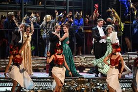 Thorsten Grümbel (Gefängnisdirektor Frank), Birte Hopstein (Ida), Norbert Ernst (Gabriel von Eisenstein), Anke Krabbe (Rosalinde), Kay Stiefermann (Dr. Falke), Maria Perlt (Adele), Tänzerinnen, Chor der Deutschen Oper am Rhein; Foto: Hans Jörg Michel