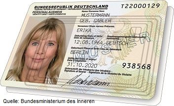 Das Bild zeigt ein Muster eines deutschen Personalausweises in einer Detaildarstellung. Sichtbar ist beispielhaft auch die integrierte Antenne für die elektronische Identifizierungsfunktion.