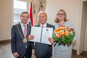Oberbürgermeister Thomas Geisel mit Professor Heinz Mack nach der Verleihung des Jan-Wellem-Rings im Jan-Wellem-Saal