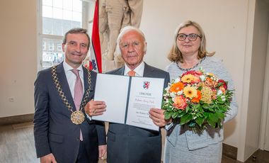 Oberbürgermeister Thomas Geisel mit Professor Heinz Mack nach der Verleihung des Jan-Wellem-Rings im Jan-Wellem-Saal
