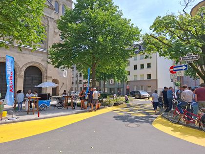 Einbahnstraße am Paulusplatz; farbige breite Linien markieren die linke und rechte Fahrbahn für die Radwege. 