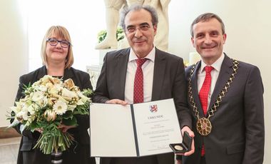 Monika Lent-Öztürk, Nihat Öztürk und Oberbürgermeister Thomas Geisel (von links)