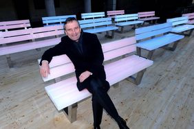 Oberbürgermeister Thomas Geisel freut sich über die "Tour-Lichter" auf dem Marktplatz