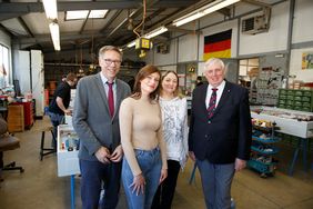 v.l.: Ferdinand Nett, Regionalagentur Düsseldorf/Kreis Mettmann, Lisa Graffe, Auszubildende, Maike Herrmann, Firma Gustav Herrmann & Sohn GmbH, und Karl Josef Laumann, Minister für Arbeit, Gesundheit und Soziales des Landes NRW