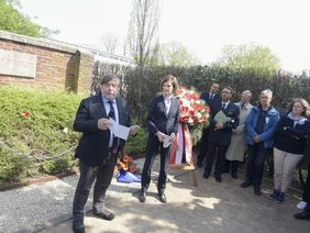 Anlässlich des 74. Jahrestages des Kriegsendes und der Befreiung vom Nationalsozialismus legten Bürgermeister Wolfgang Scheffler und Polizei-Regierungsdirektorin Silke Wehmhörner Kränze an der Gedenkstätte Anton-Betz-Straße nieder. Foto: Wilfried Me