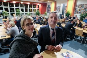 Oberbürgermeister Thomas Geisel und Sarah Walther, die den OB-Dialog moderierte, vor Beginn der Veranstaltung in der Hulda-Pankok-Gesamtschule. Fotos: Gstettenbauer