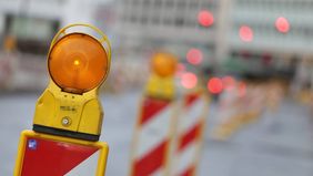 Der Autoverkehr rund um den Rheintunnel wird weiterhin umgeleitet, bis die Fahrbahnen wieder hergestellt worden sind. Foto: Ingo Lammert