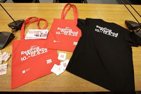 T-Shirts, Taschen und Programmflyer zum Reading Weekend 2022