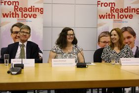 Rafe Courage (Generalkonsul des Vereinigten Königreichs) mit Jessica Breitkopf und Sonja Weyers (Büro für Internationale und Europäische Angelegenheiten) bei der Pressekonferenz zum Reading Weekend 2022 (v.l.)